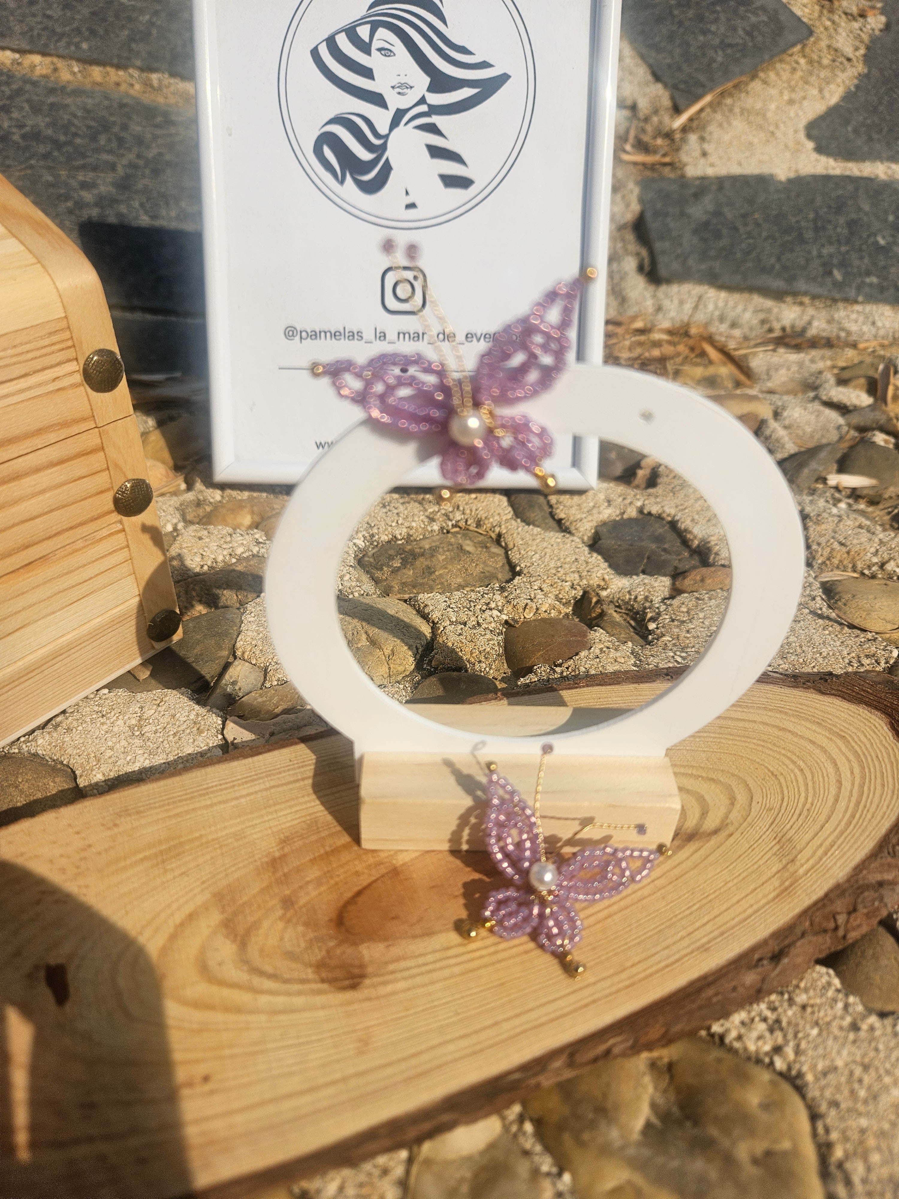 Pendientes colgantes con mariposas moradas de abalorios y perla, en soporte
