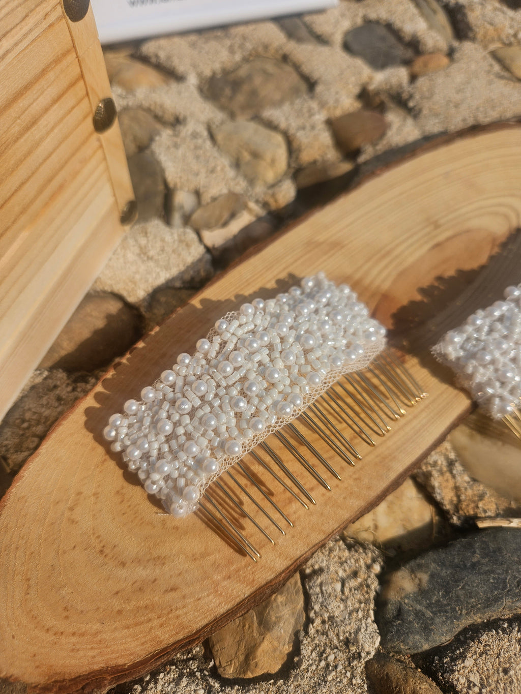 Peine para novia con pedrería y perlas, acabado dorado
