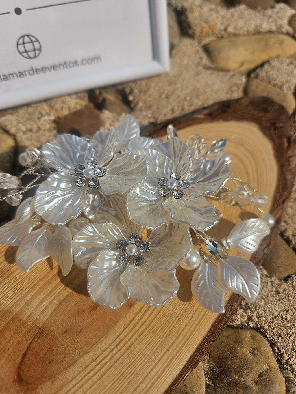 Peina de cabello floral plateada con cuentas colgantes y hojas en relieve