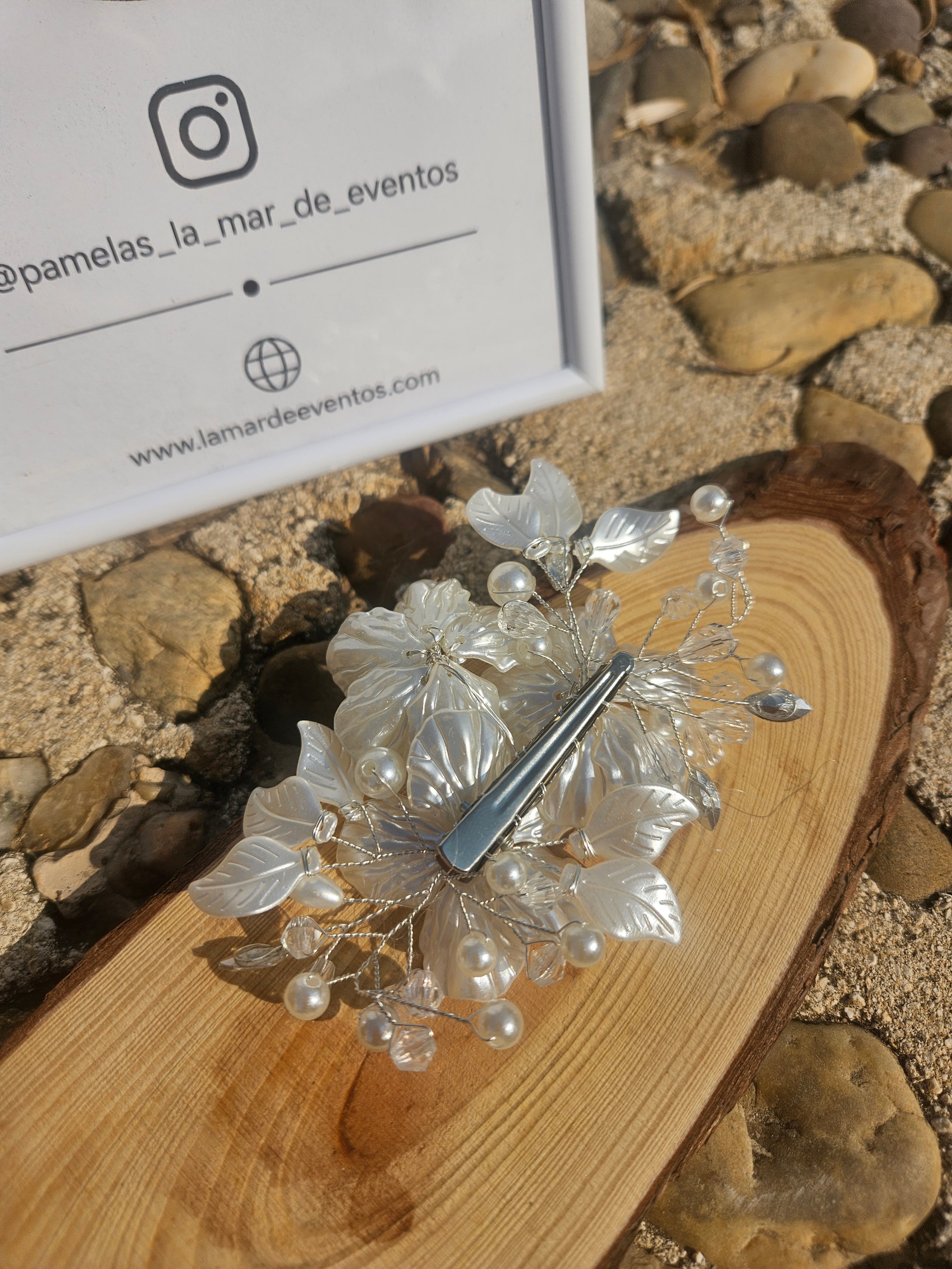 Peina de cabello floral plateada con cuentas perladas y pieza central decorativa