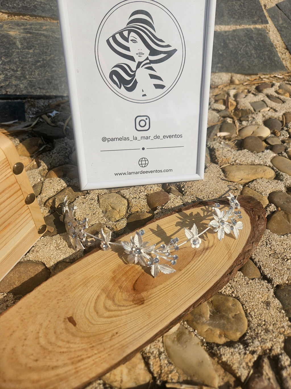 Tiara plateada con flores y hojas, diseño en curva con pedrería brillante