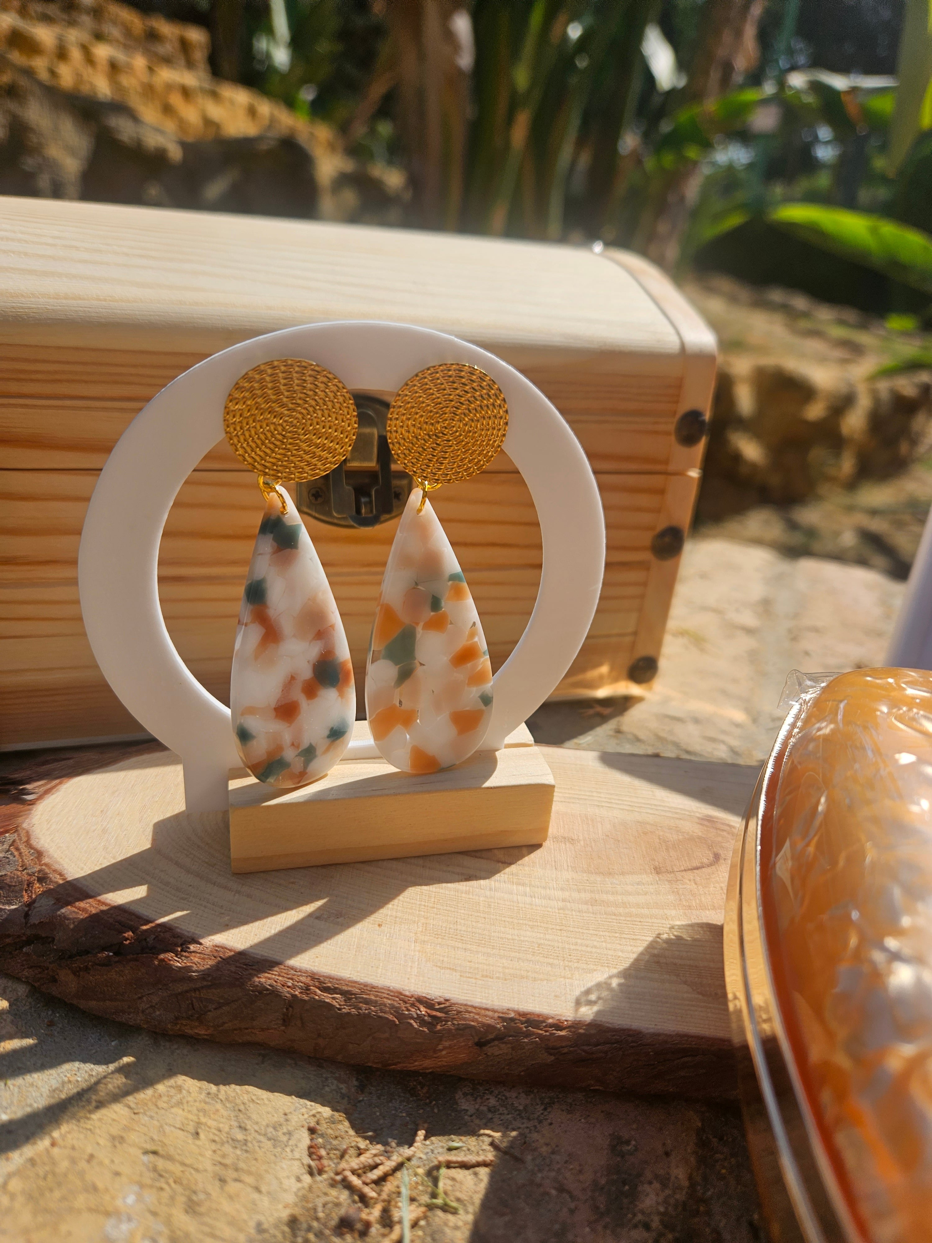 Pendientes Leift con placa circular dorada y colgante lágrima de resina multicolor