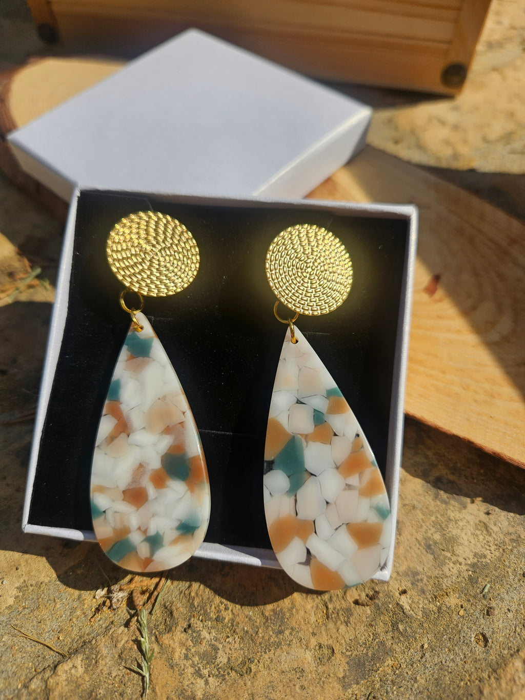 Pendientes en caja: discos dorados y colgantes lágrima de resina con diseño multicolor