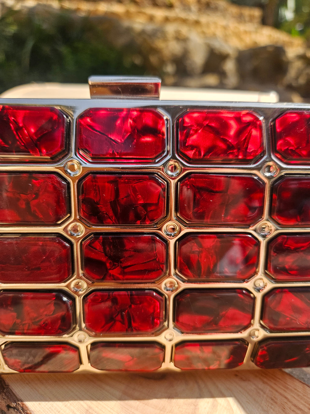 Bolso tipo caja: primer plano de cubos rojos brillantes en marco dorado