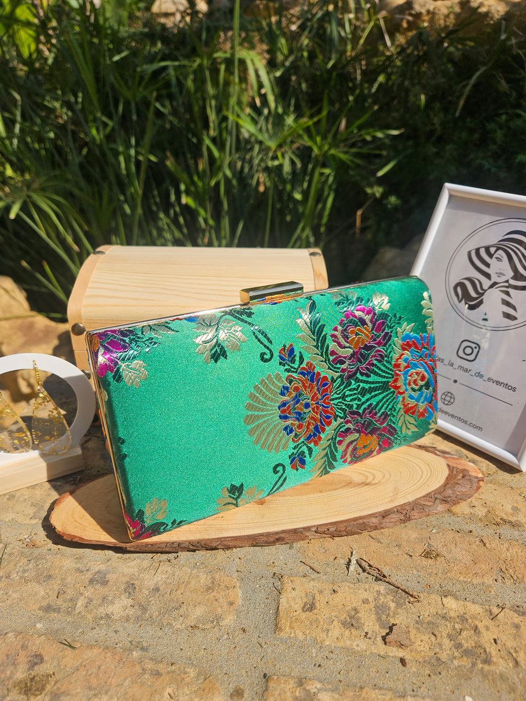 Bolso de mano verde con bordado floral colorido y marco de madera con asa superior