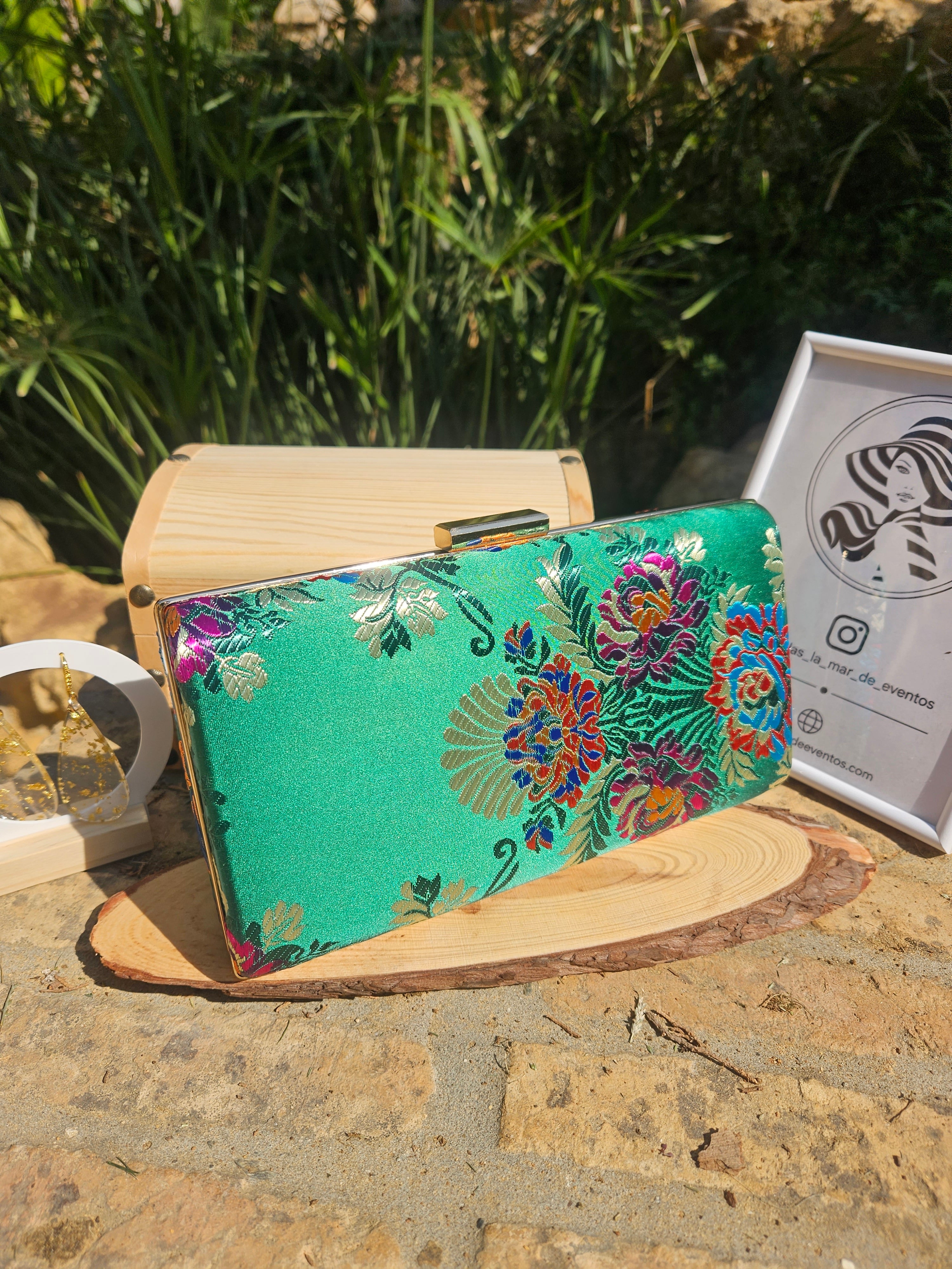 Bolso de mano verde con bordado floral colorido y marco de madera con asa superior