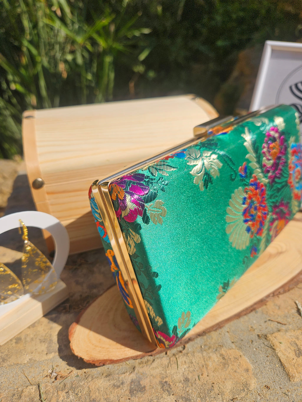 Bolso de mano verde con flores bordadas multicolor y borde con franja dorada