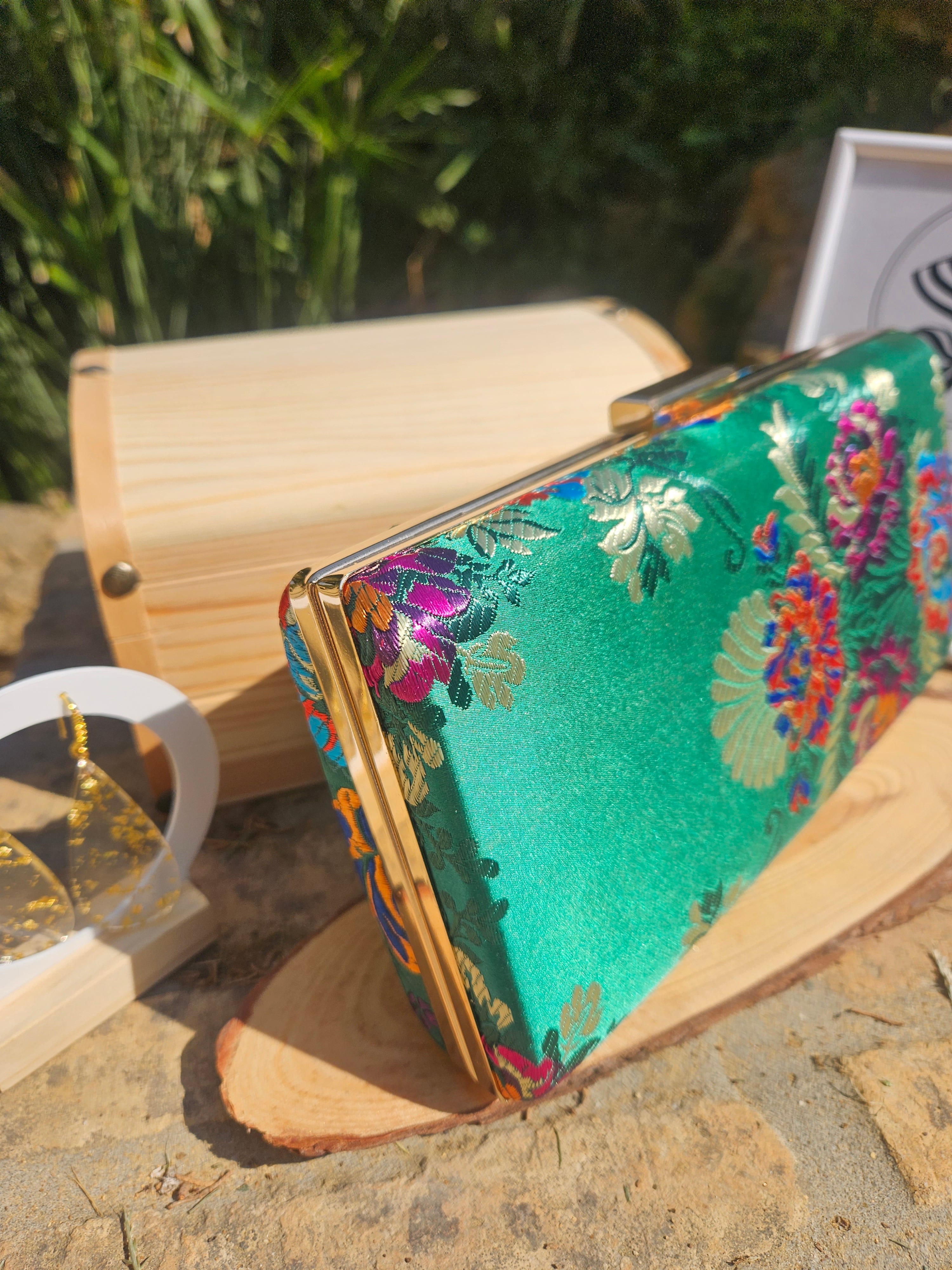 Bolso de mano verde con flores bordadas multicolor y borde con franja dorada