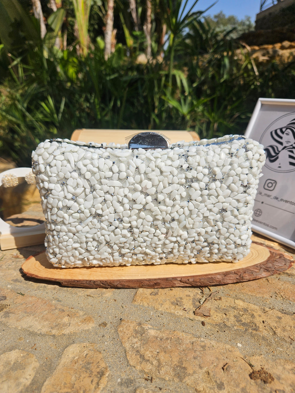 Bolso Islandia tipo clutch con abalorios blancos y asa superior metálica plateada