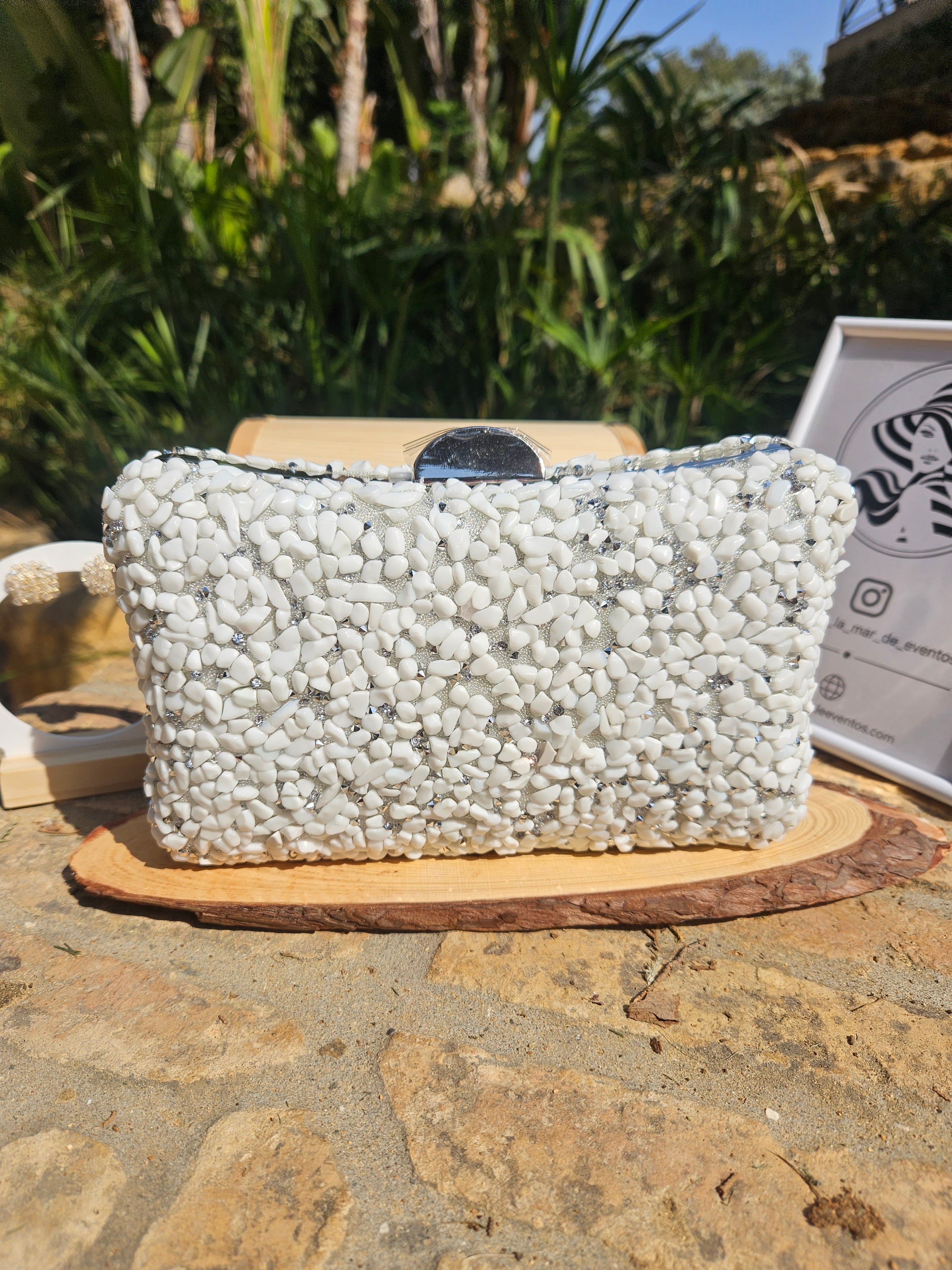 Bolso Islandia tipo clutch con abalorios blancos y asa superior metálica plateada