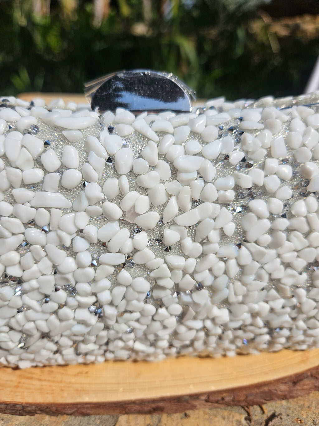 Bolso Islandia con textura de abalorios blancos y cierre superior plateado