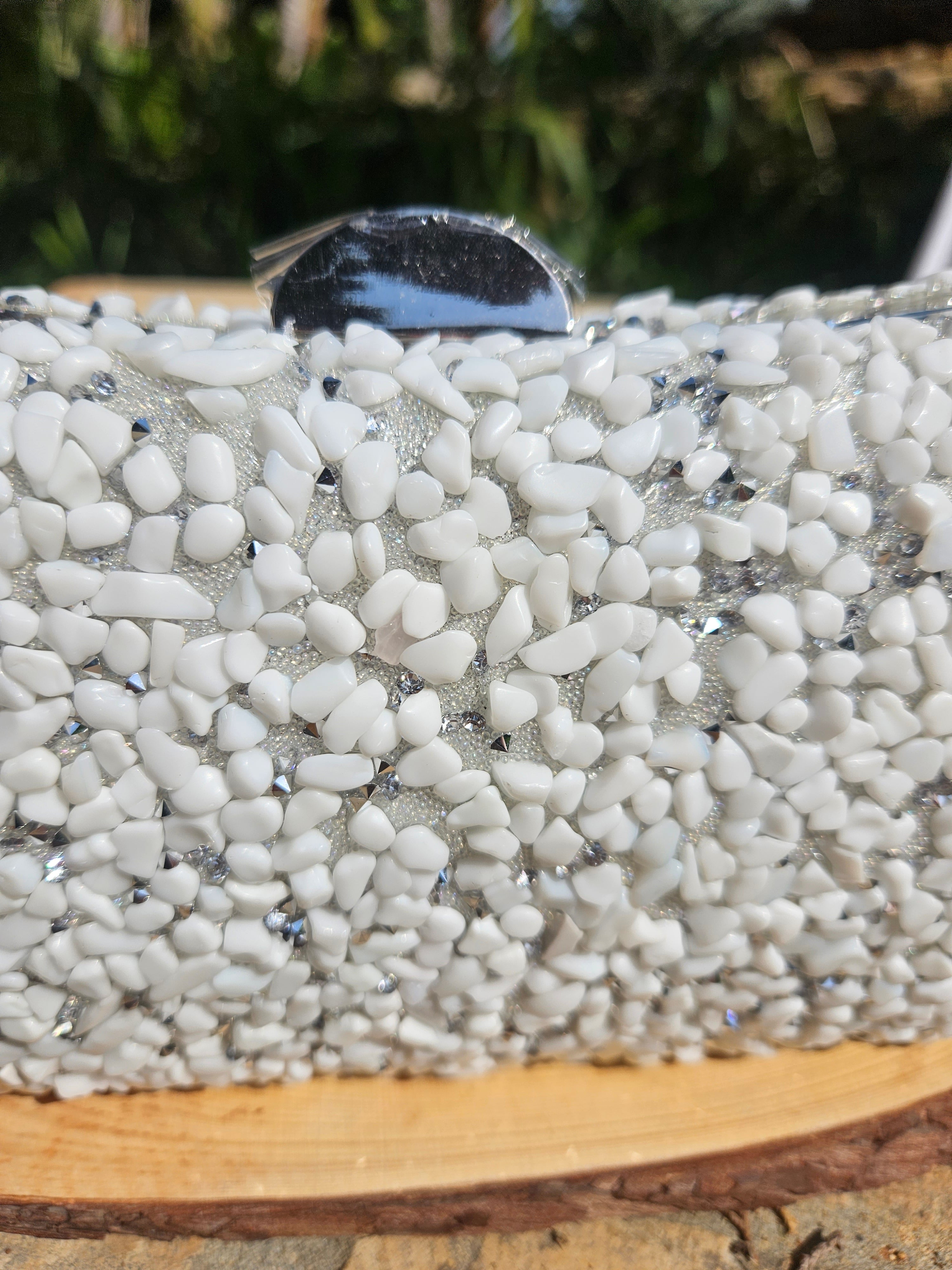 Bolso Islandia con textura de abalorios blancos y cierre superior plateado