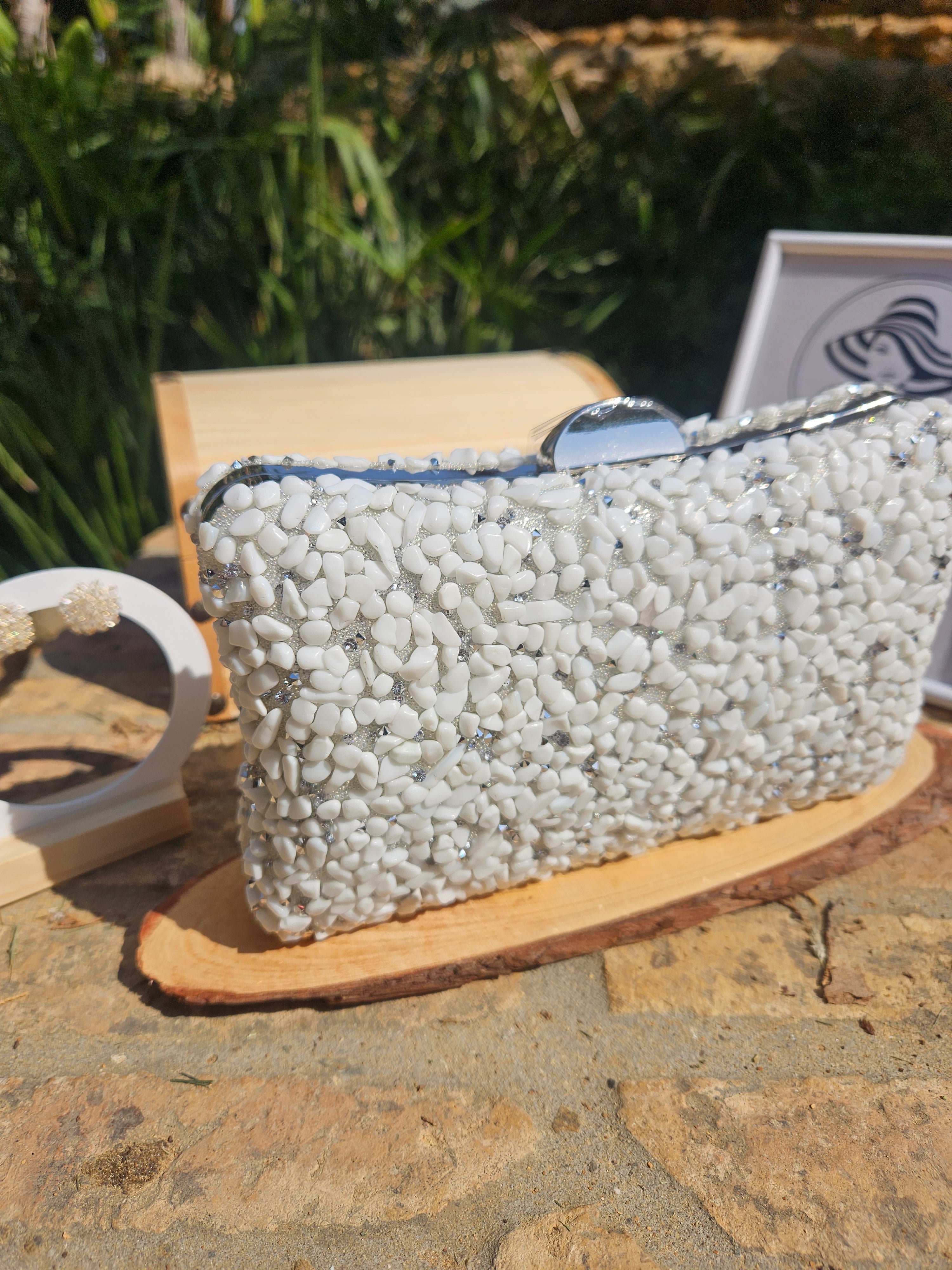Bolso Islandia con abalorios blancos, asa metálica y forma de clutch rectangular