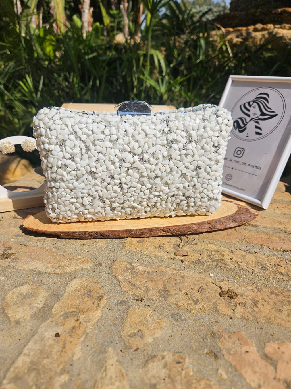 Bolso Islandia tipo clutch con abalorios blancos y asa metálica superior plateada