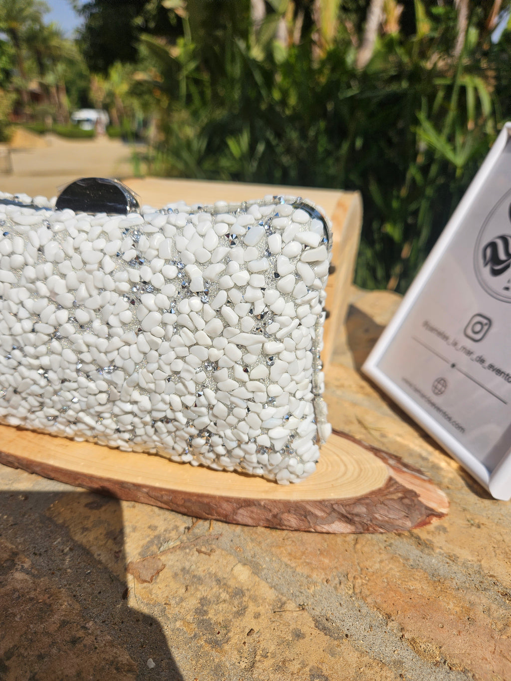 Bolso Islandia con abalorios blancos, vista lateral y asa metálica plateada