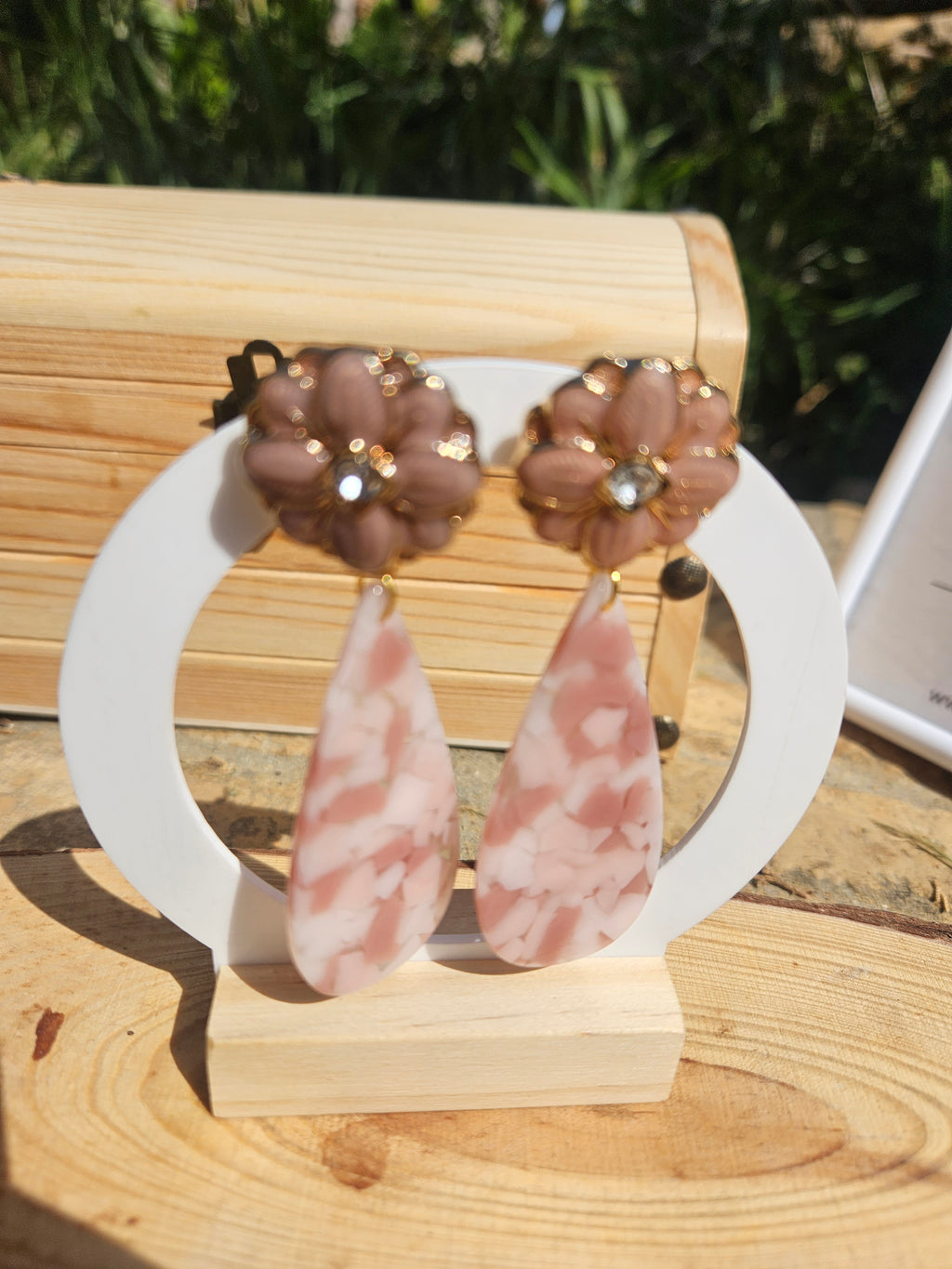 Pendientes largos con flores color rosa y gotas con acabado semitransparente.