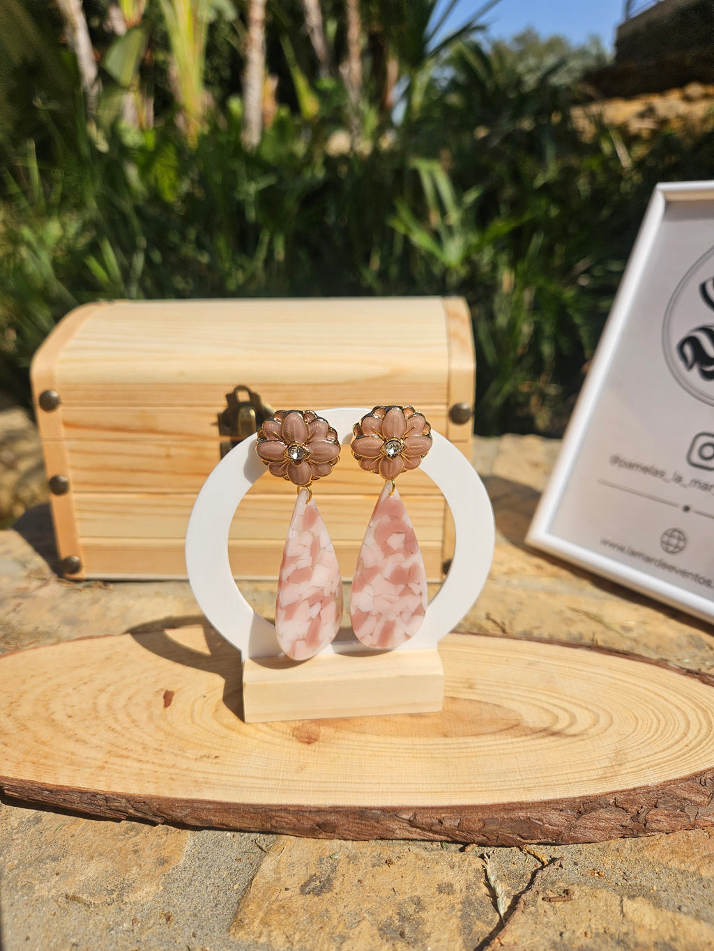 Pendientes florales dorados con colgantes gota rosa, con soporte en aro blanco.