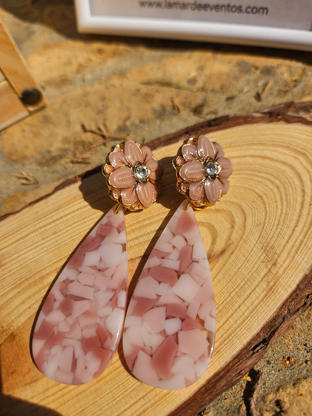 Pendientes con flores doradas y gota rosa moteada, diseño colgante.