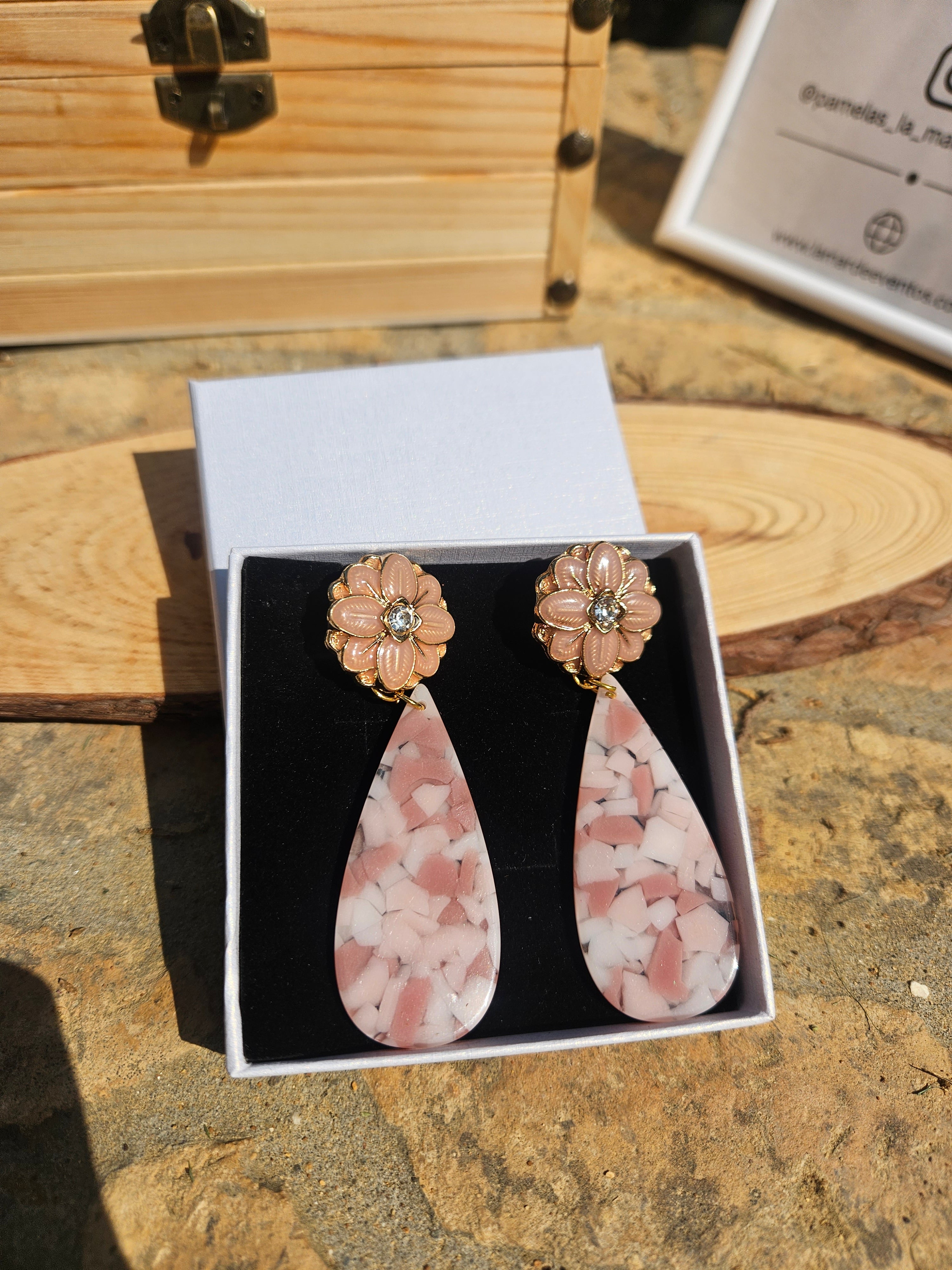 Pendientes en caja: flores doradas y colgantes gota rosa moteada, estilo colgante.