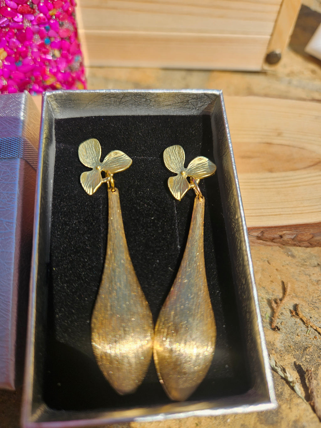 Pendientes dorados con flor y colgantes en forma de gota, en caja negra