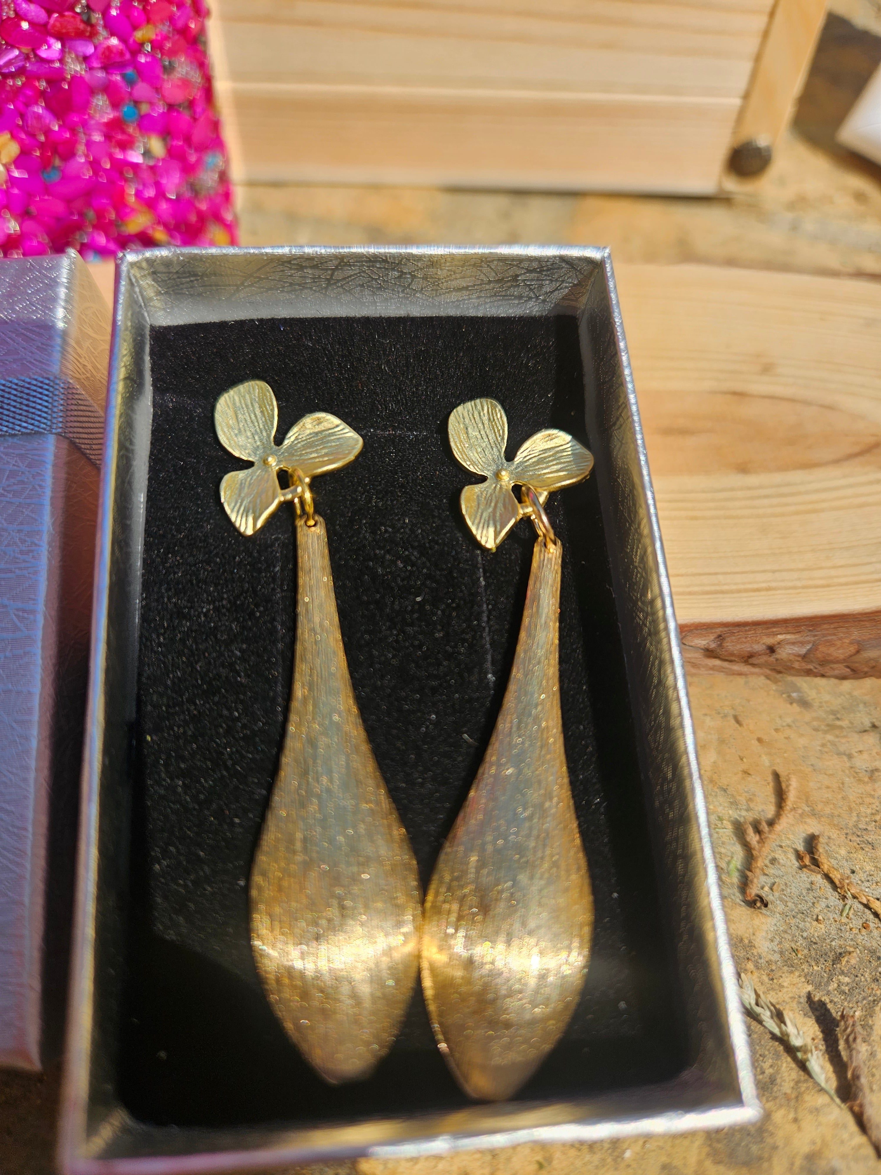 Pendientes dorados con flor y colgantes en forma de gota, en caja negra