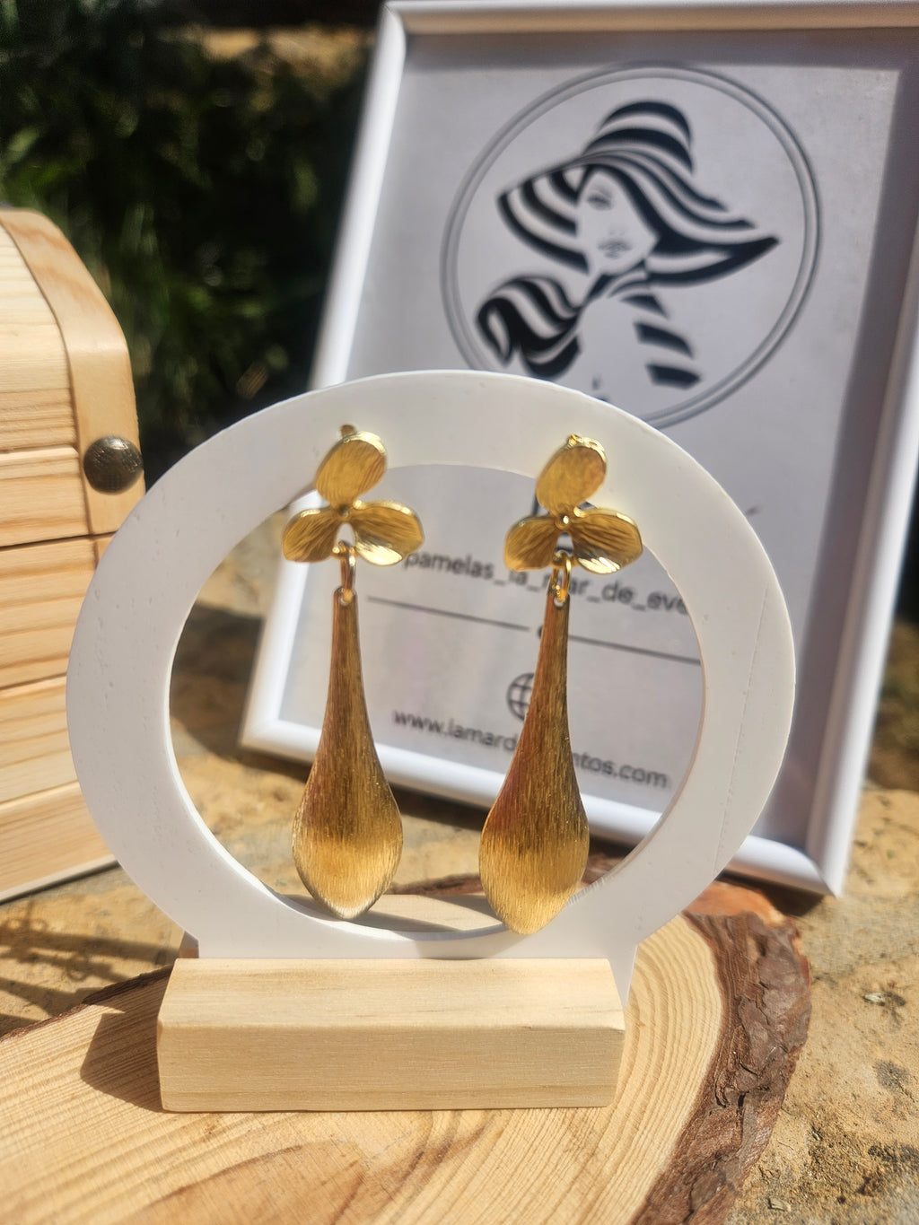 Pendientes dorados flor con colgantes tipo gota, con soporte circular blanco
