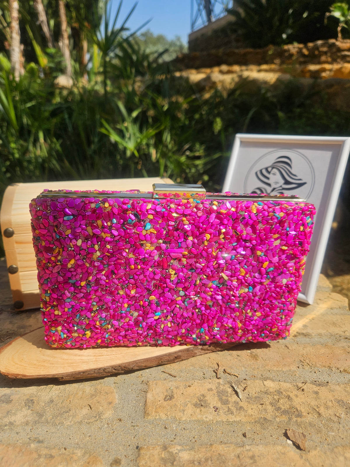 Bolso rectangular de pedrería brillante rosa/fucsia con marco de madera clara