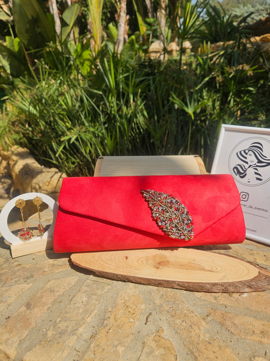Bolso Madrid rojo tipo cartera con solapa y adorno de pedrería oval en el centro