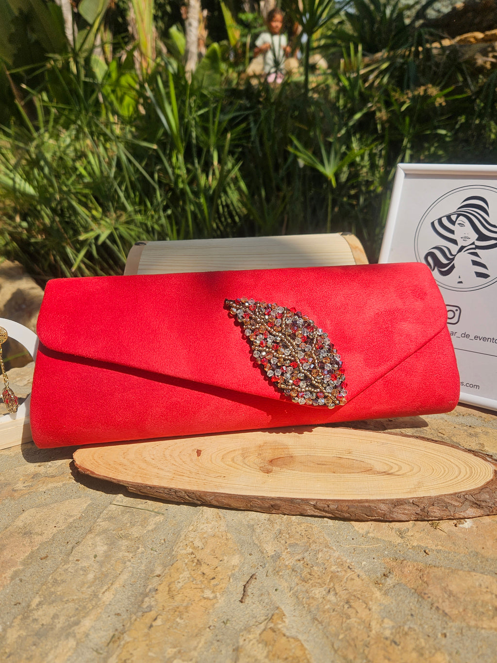 Bolso Madrid rojo con solapa recta y pedrería oval en tono oro y negro