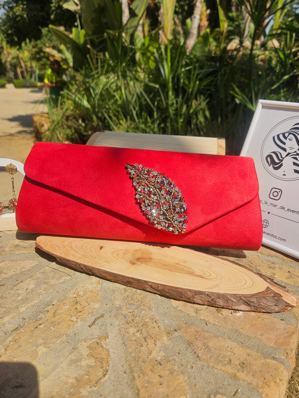 Bolso Madrid rojo tipo cartera con solapa y adorno de pedrería oval al frente