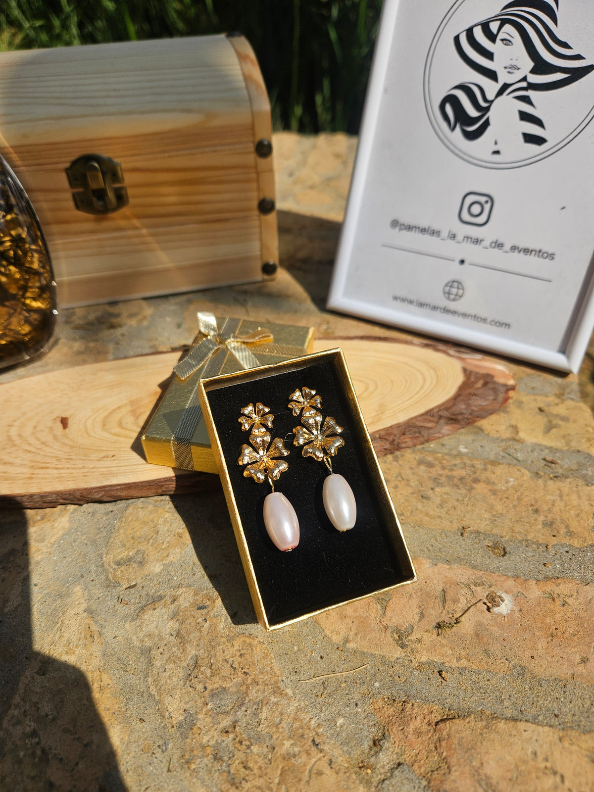 Pendientes con flores doradas y colgantes blancos tipo perla, en estuche negro