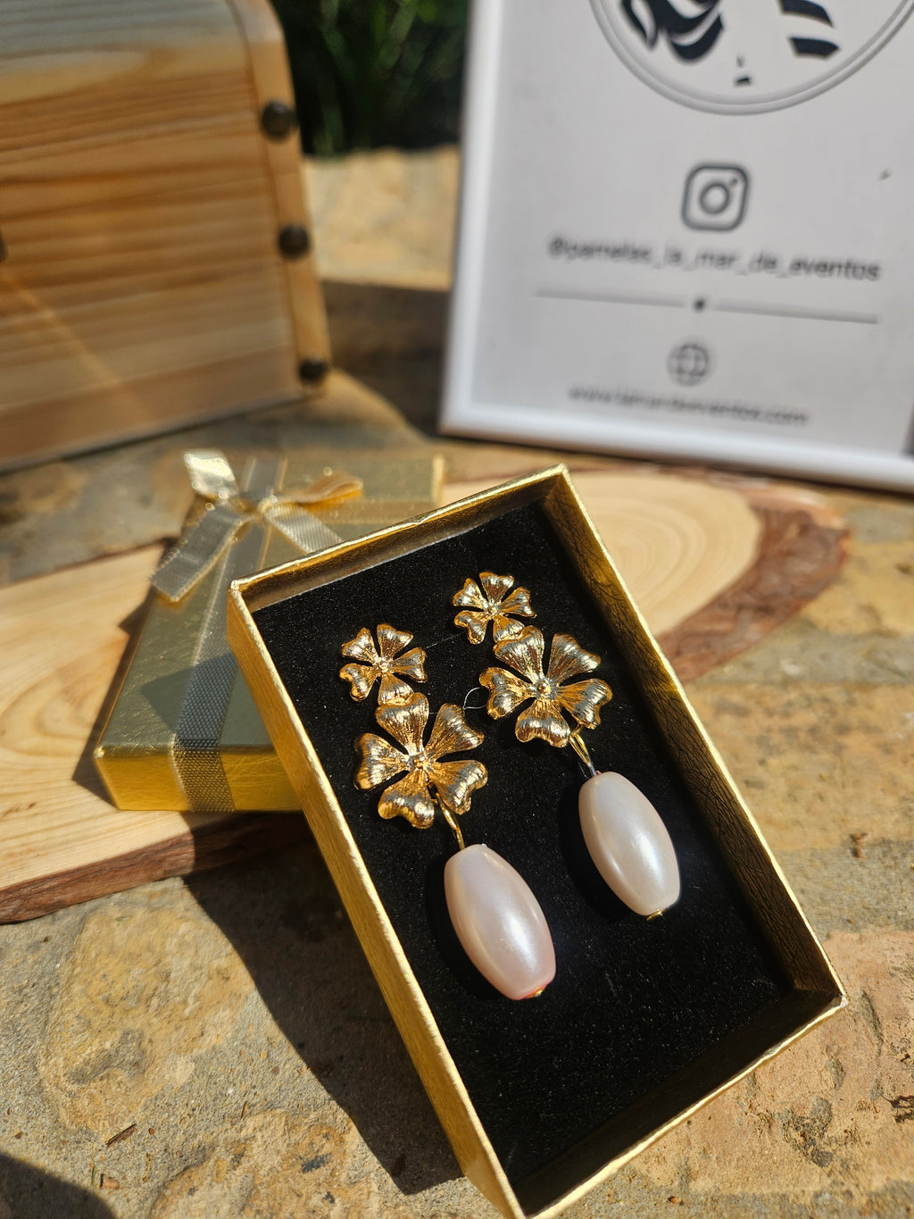 Pendientes florales dorados con dos colgantes blancos ovalados