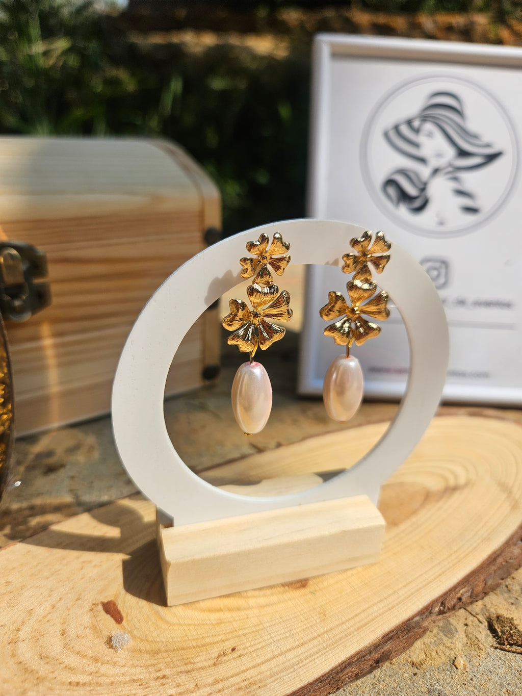 Pendientes florales dorados con colgantes blancos en forma de gota