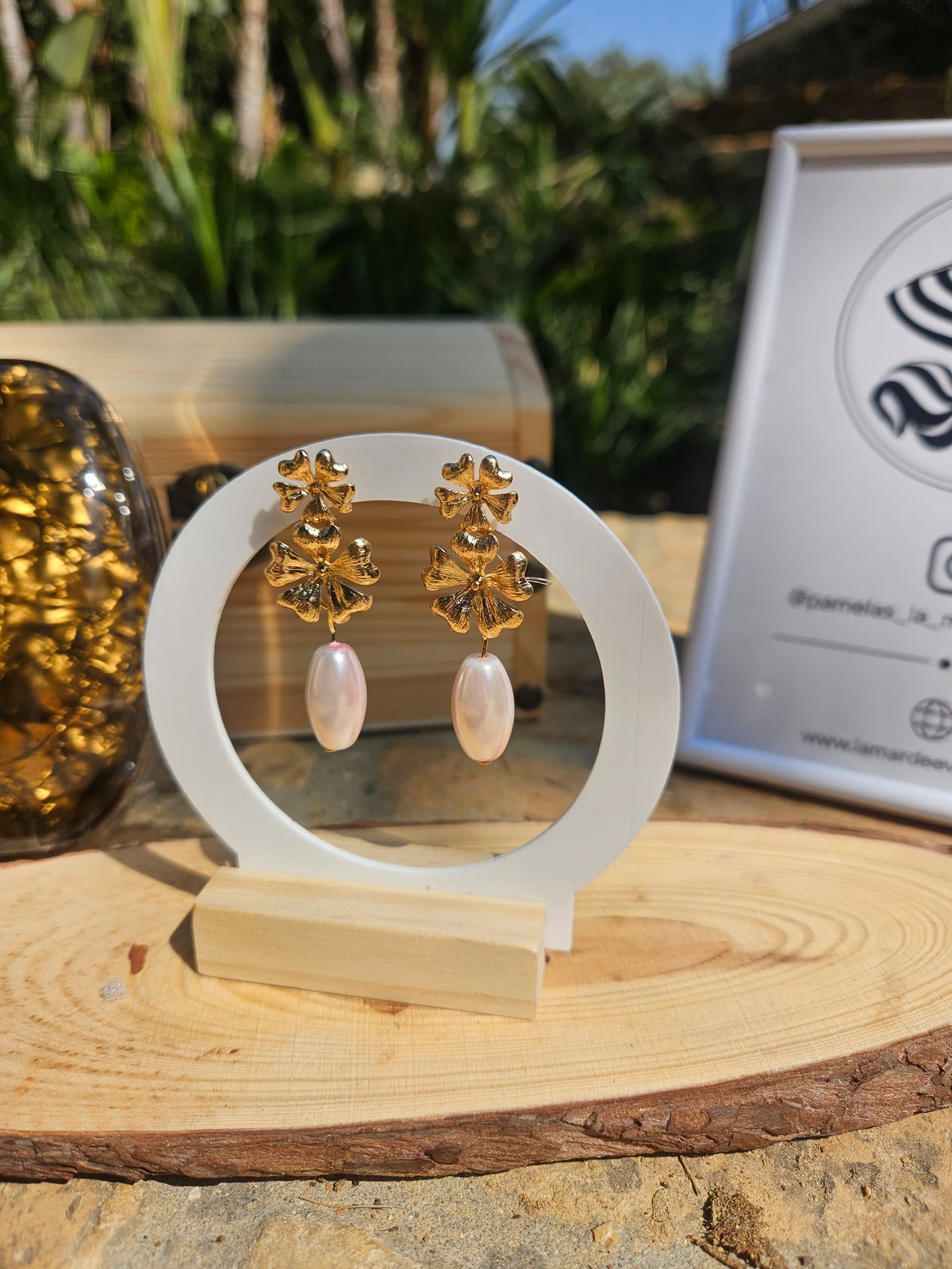 Pendientes dorados florales con dos colgantes blancos tipo perla
