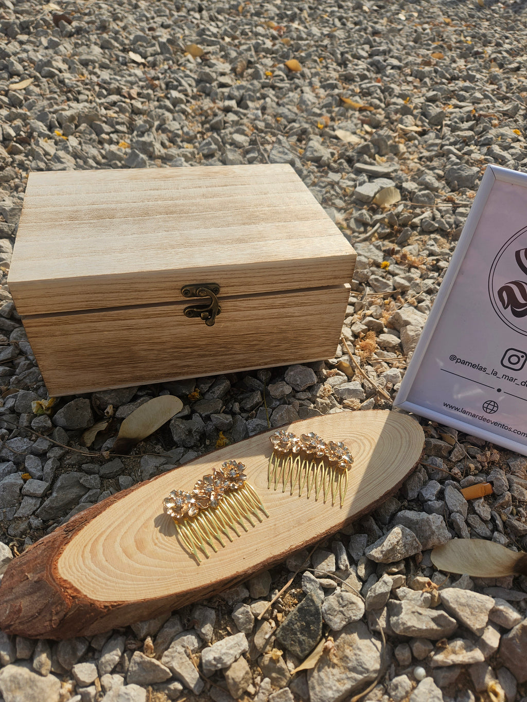 Caja de madera con peinas doradas y florales, con cierre metálico