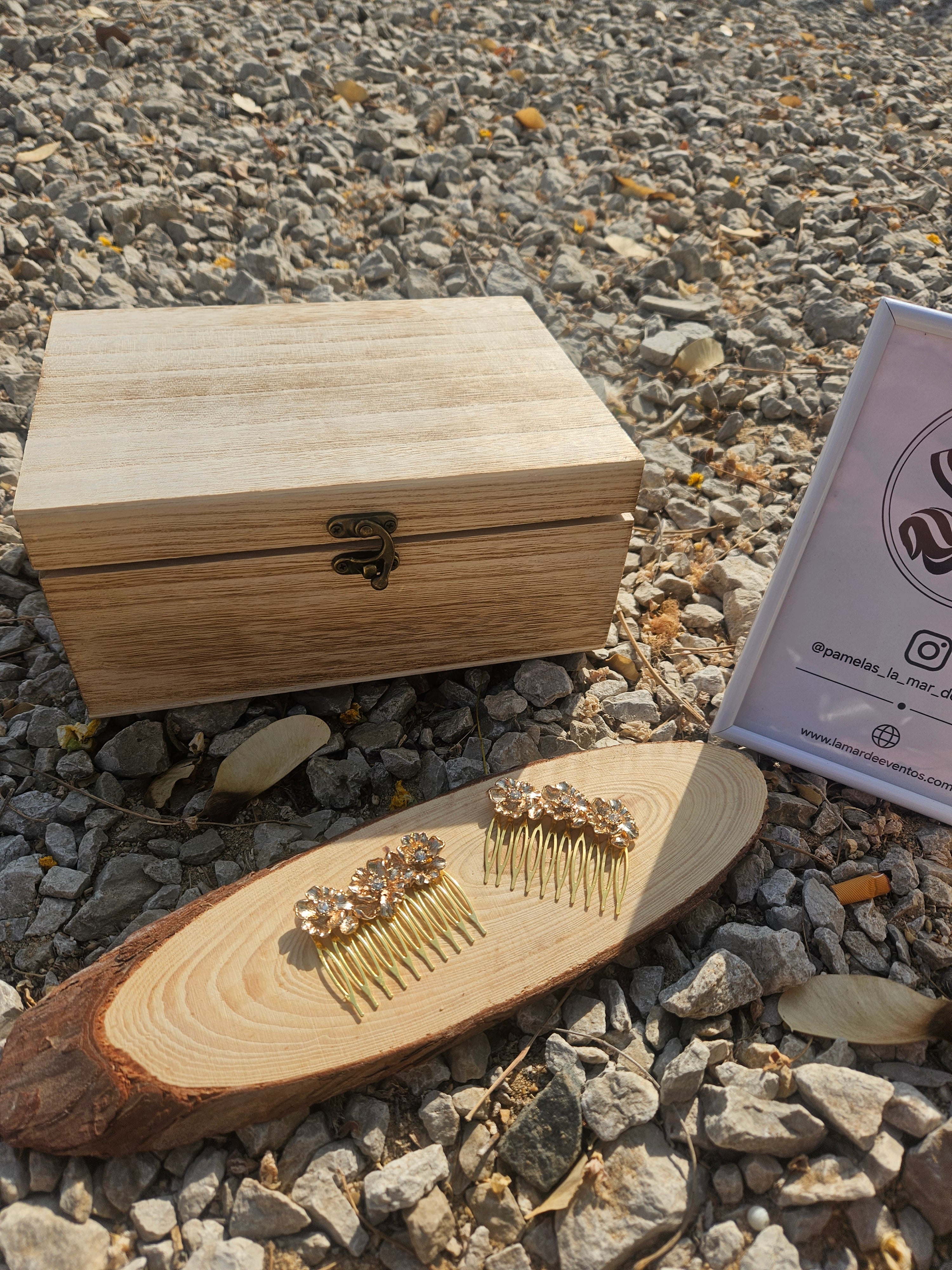 Caja de madera con peinas doradas y florales, con cierre metálico