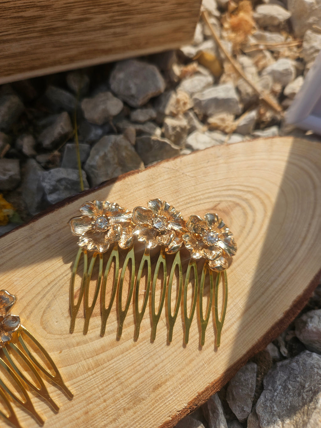 Peina de madera con adorno floral dorado y púas largas metálicas