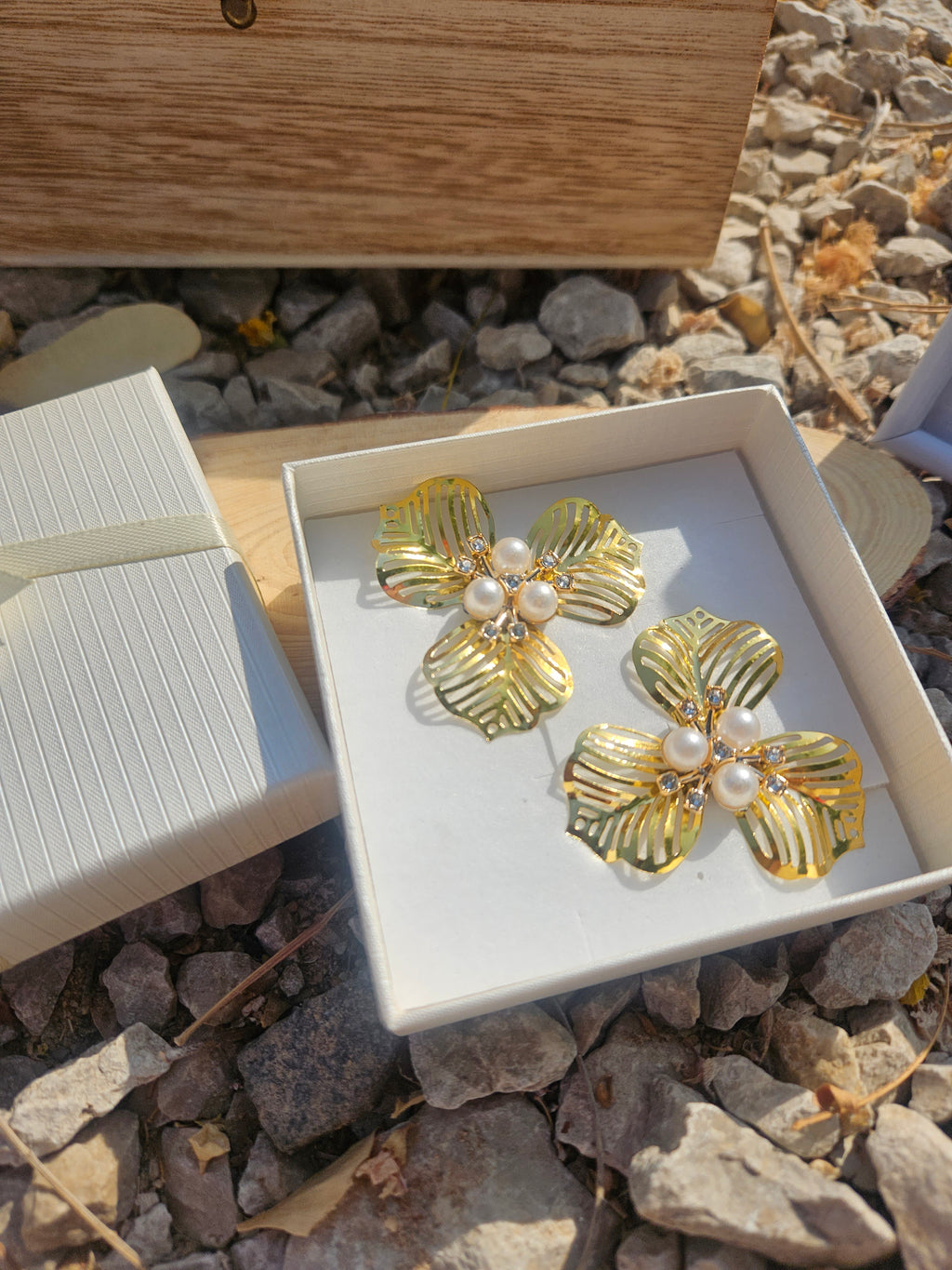 Pendientes flor dorada con perlas blancas y filigrana en forma de hojas