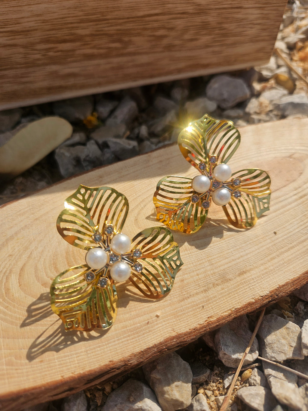 Pendientes flor dorada con perlas blancas y detalles en relieve tipo hojas