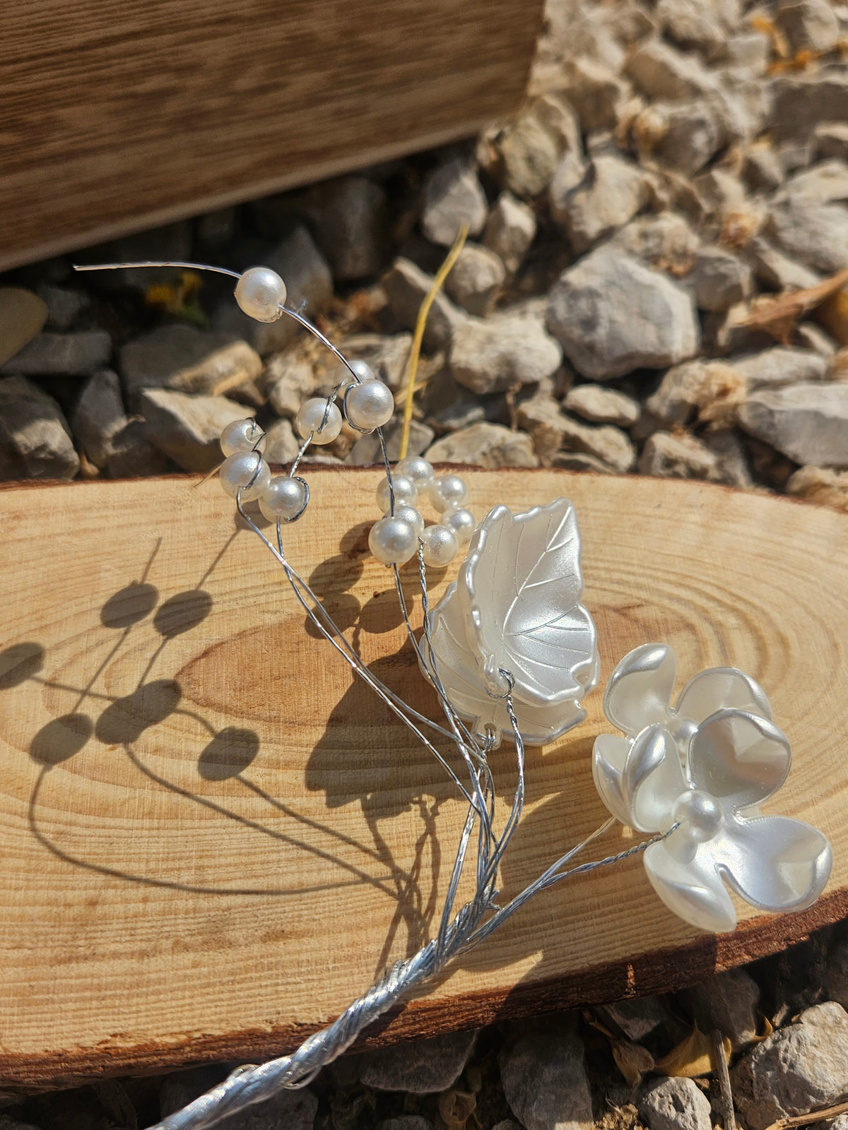 Tiara de novia plateada con flores blancas, perlas y tallos finos en forma de rama