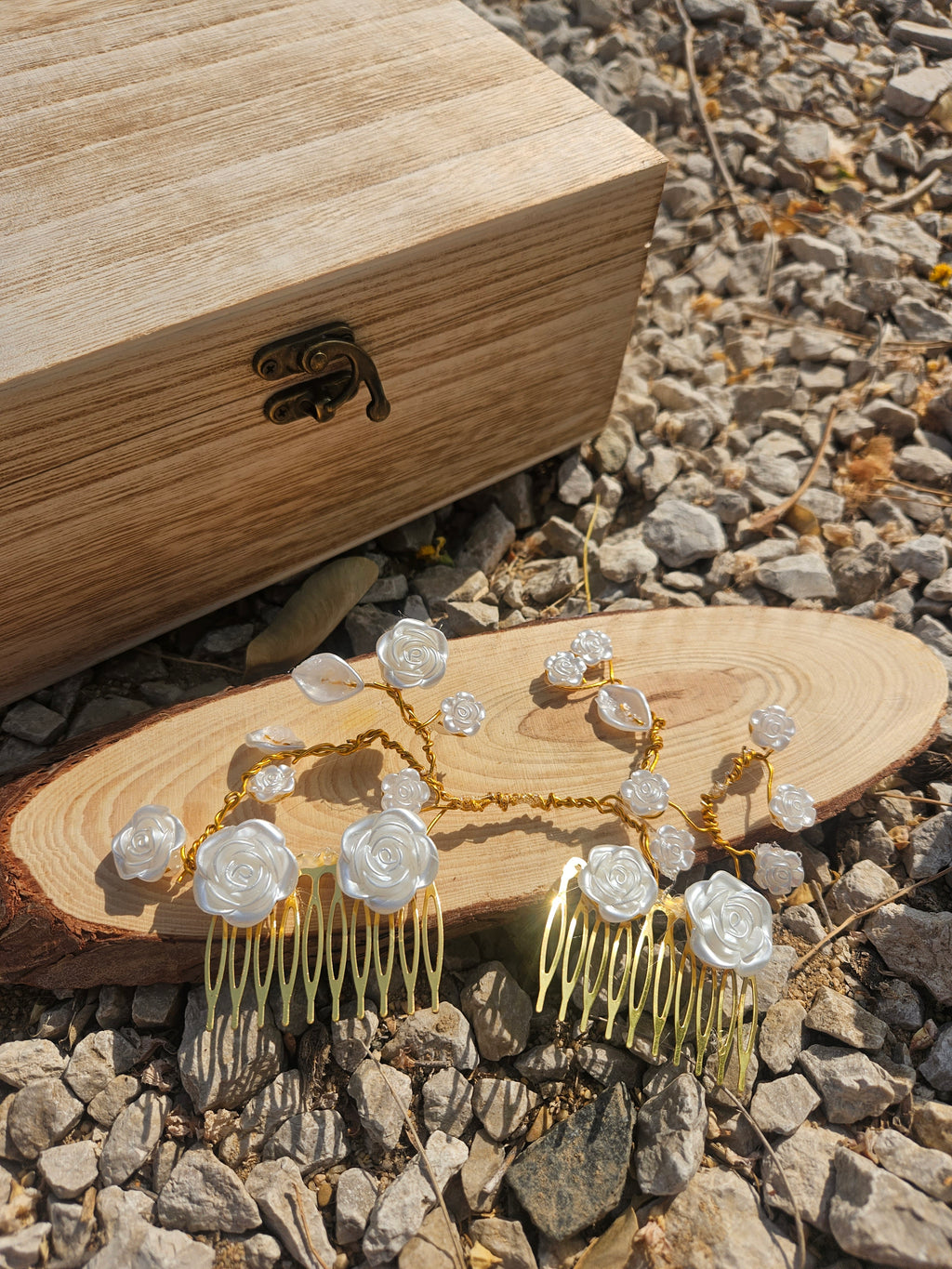 Tiara de novia con cadena dorada, flores plateadas 3D y peineta de púas largas.