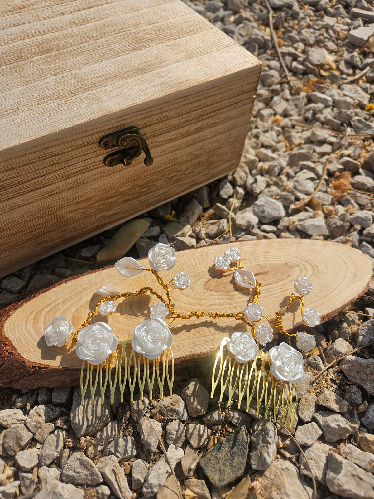 Tiara de novia con cadena dorada, flores plateadas 3D y peineta de púas largas.