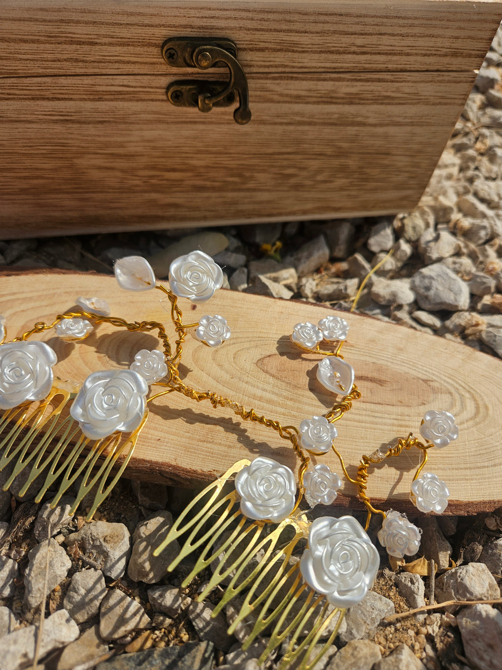 Tiara de novia con flores plateadas en relieve, cadena dorada y peineta de púas largas.