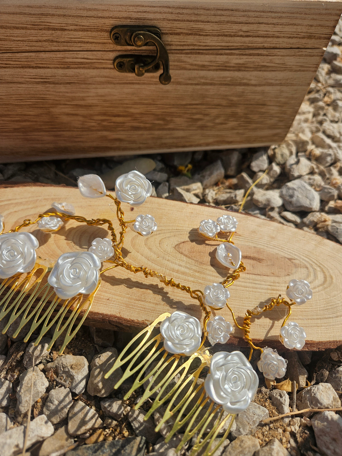 Tiara de novia con flores plateadas en relieve, cadena dorada y peineta de púas largas.
