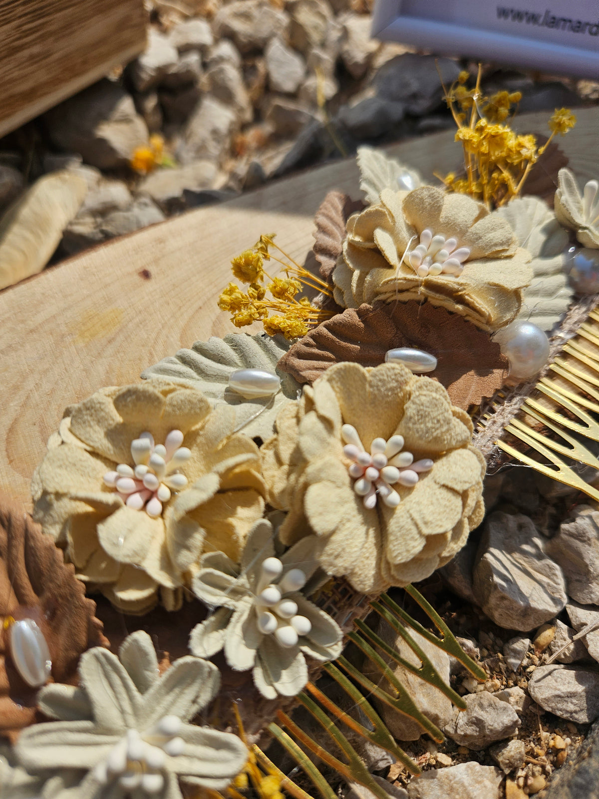 Peina de flores crema y amarillo con detalles de perla y púas doradas.