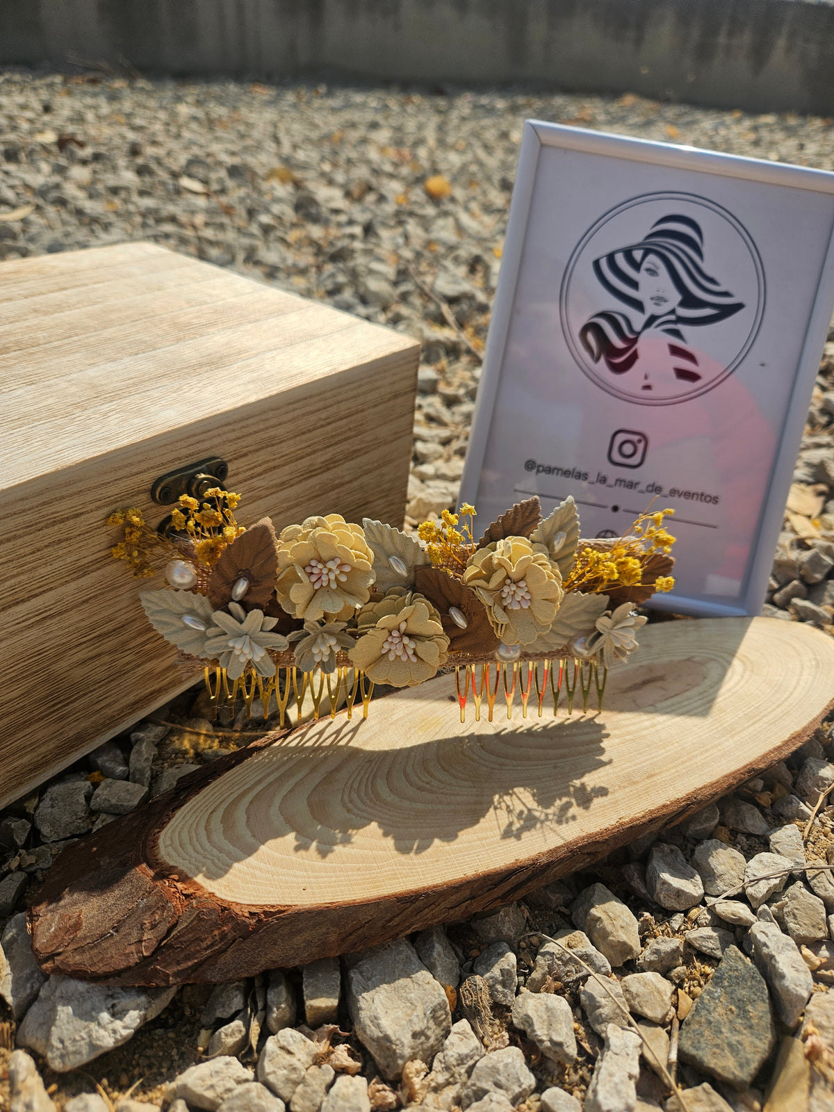 Peina floral crema y amarilla con perlas y púas doradas, vista de lado.