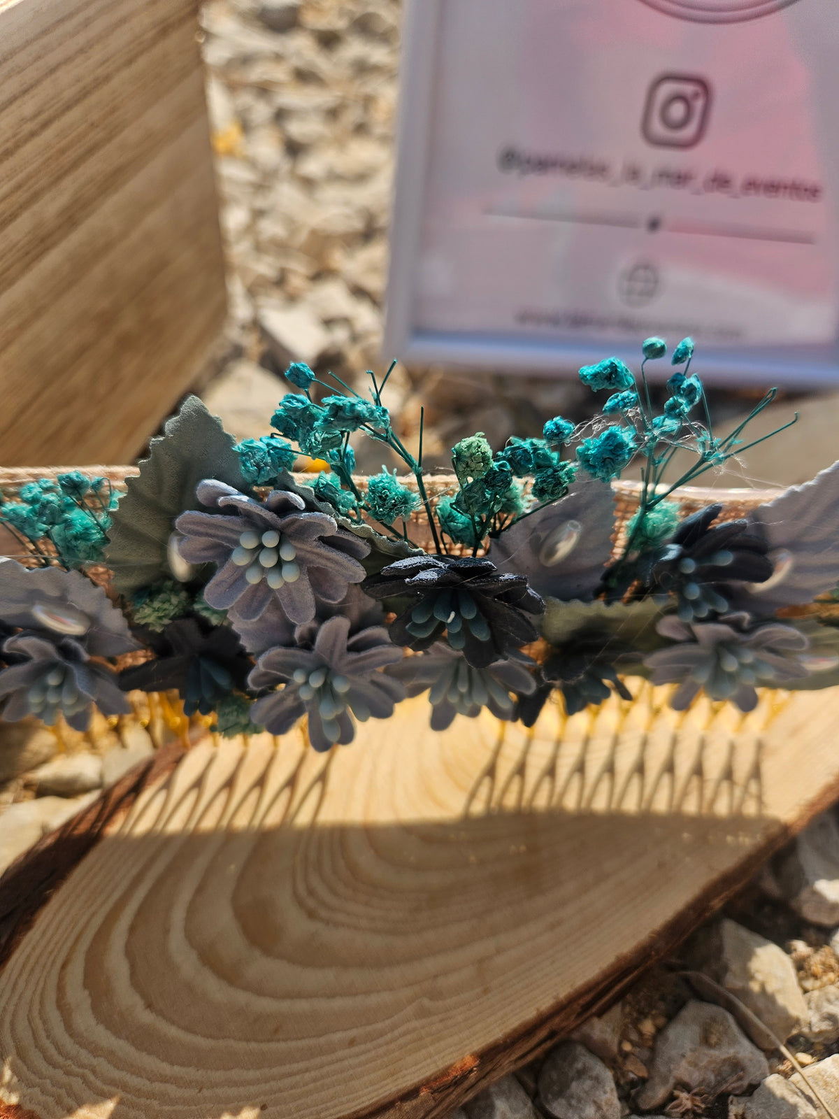 Peina con flores en tonos azules y verdes, adorno floral y base con púas.
