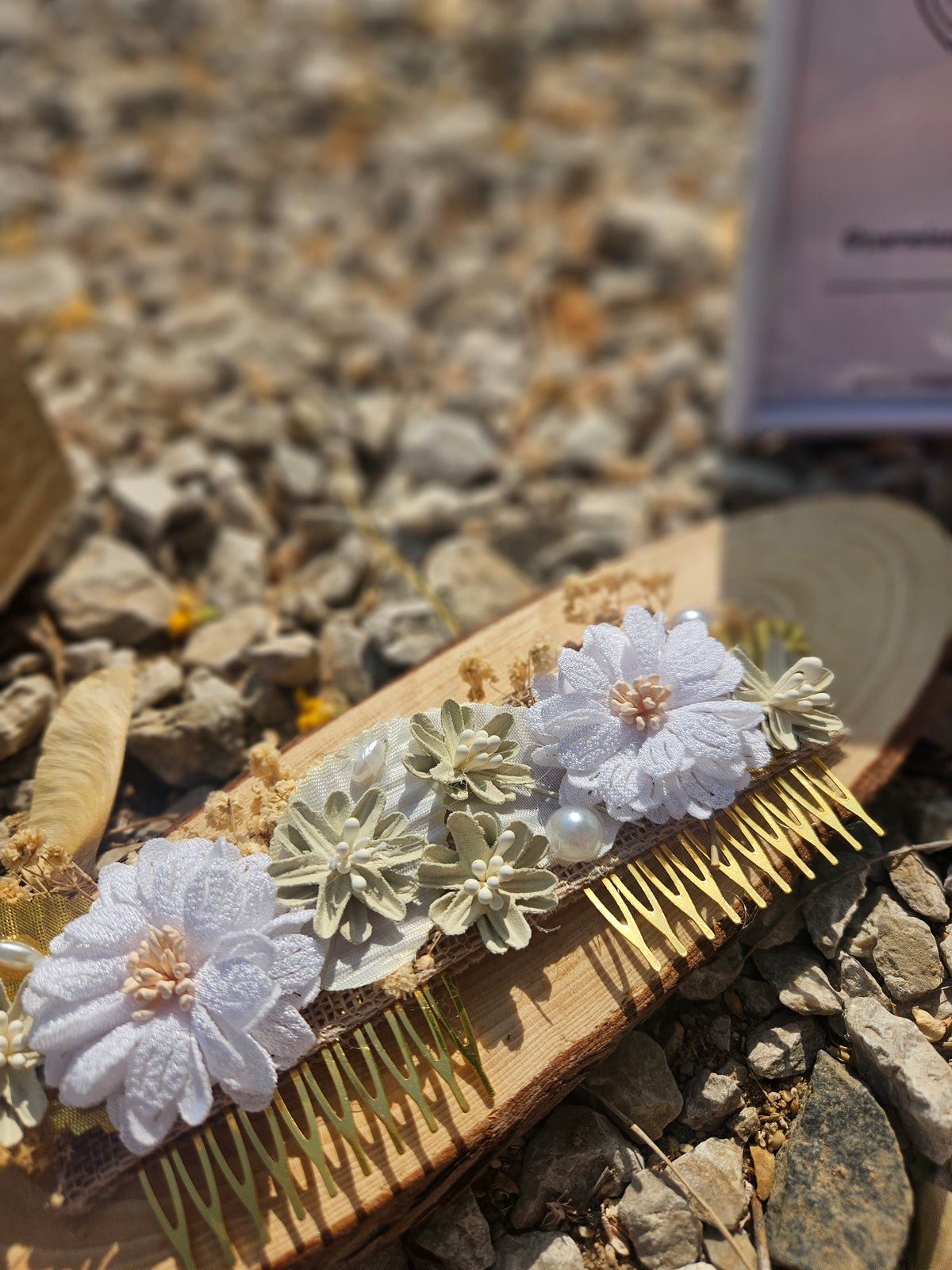 Peine para el cabello con guirnalda floral blanca sobre base dorada y pasador de peine.