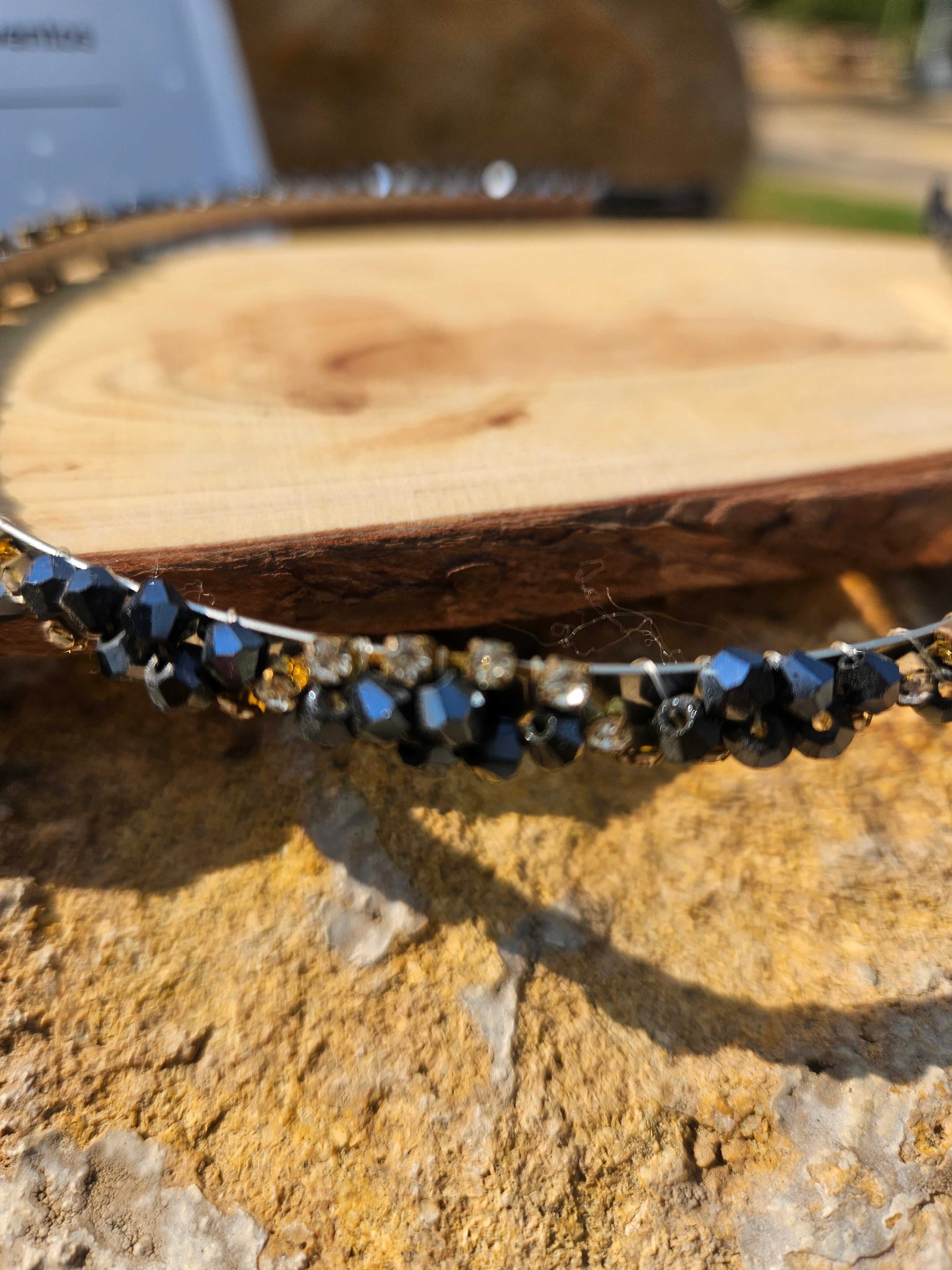 Diadema azul con abalorios facetados y pedrería brillante, banda negra
