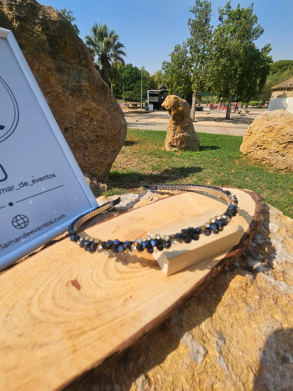 Diadema azul con abalorios facetados y pedrería brillante, banda negra